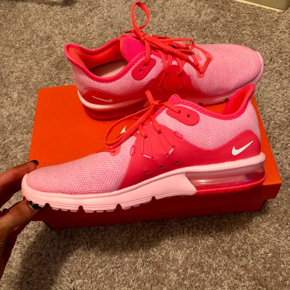 Nike Air Max BRAND NEW women’s shoe size: 8.5 US